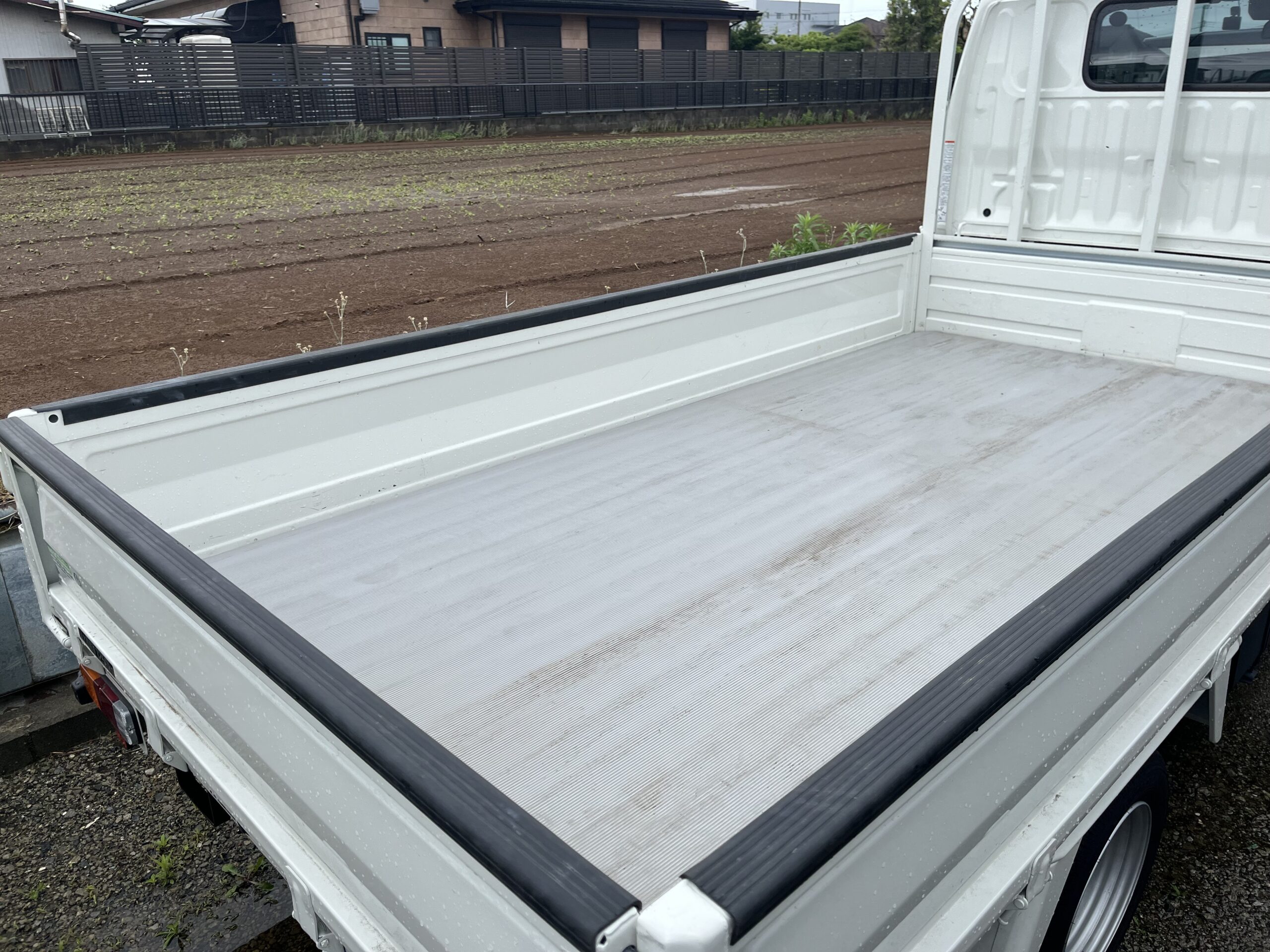 設備業向けトラックの荷台｜工具や資材の積載に便利なフラット設計