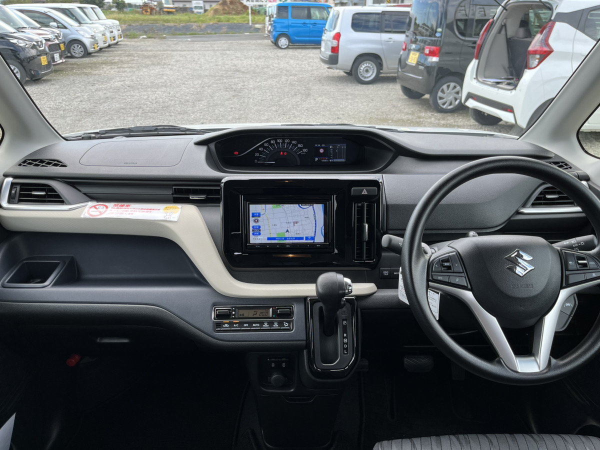 ソリオの運転席とインパネ｜営業や巡回点検に便利な設計