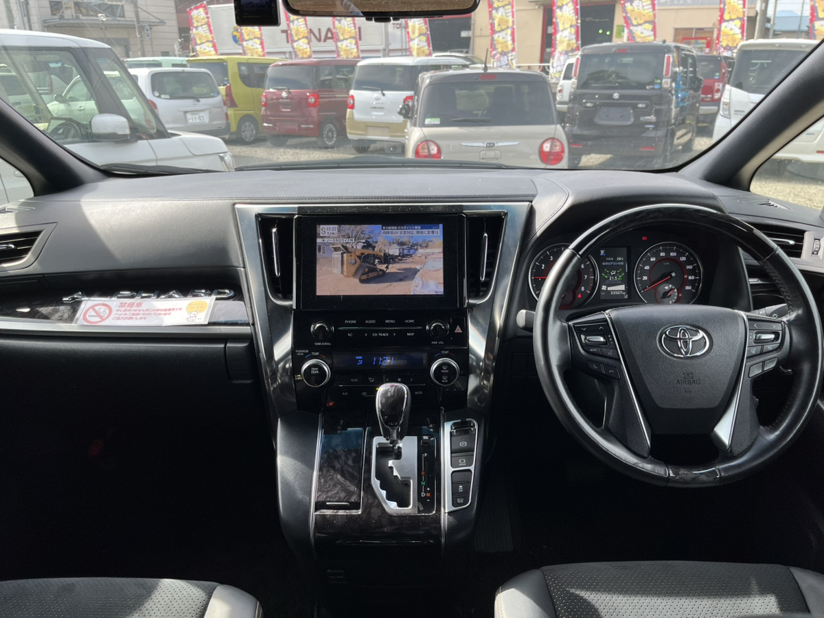 官公庁車両アルファードの運転席とインパネ