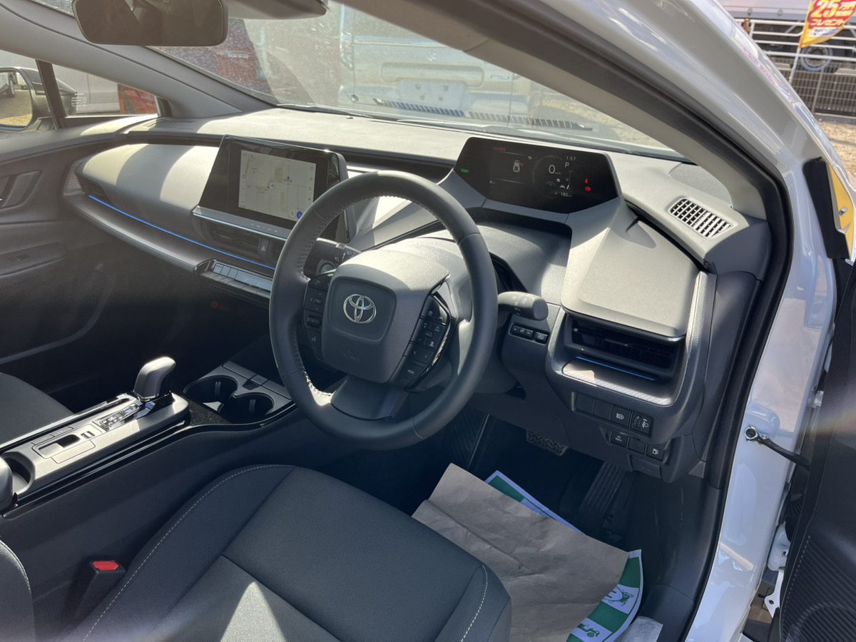 設備業向け営業車としての新型プリウス運転席・インパネ