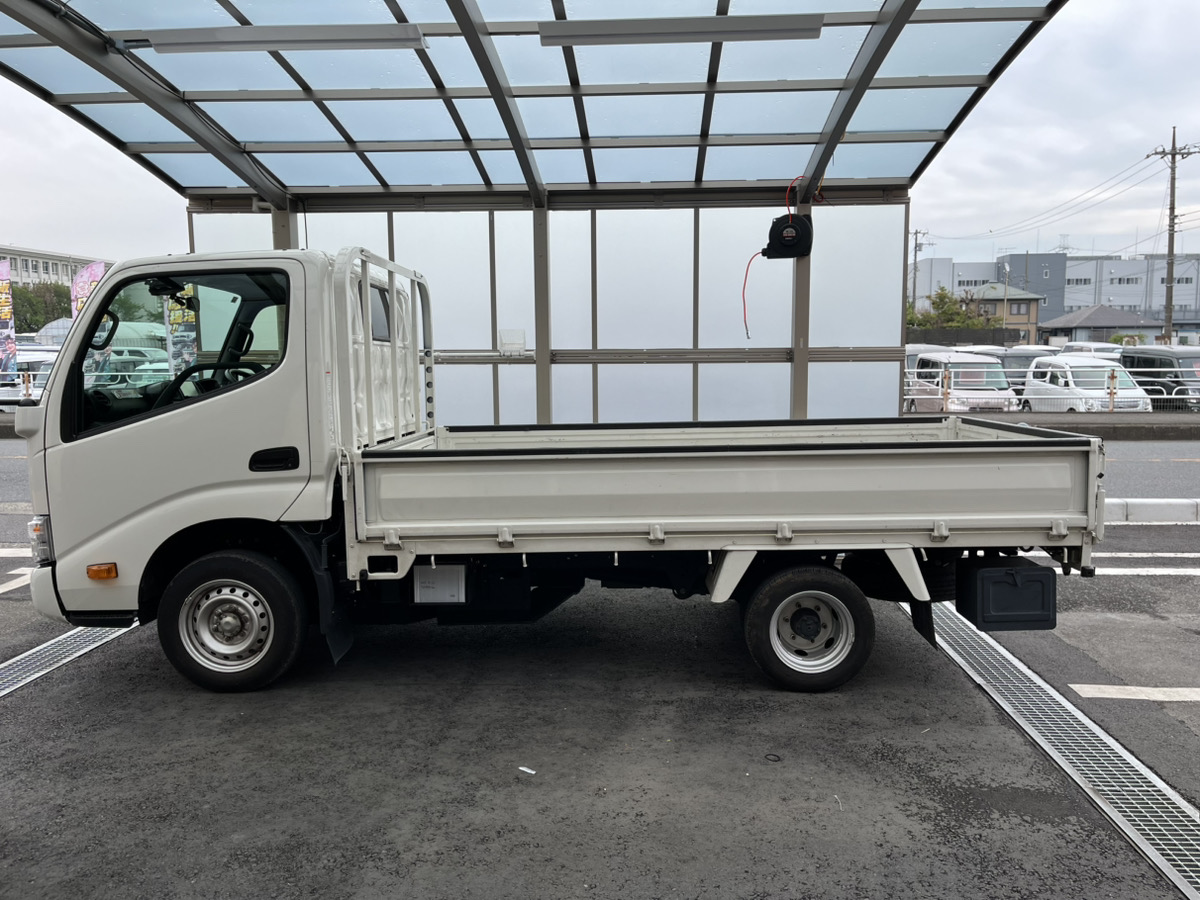設備業向けダイナトラックの側面｜荷台と運転席の全体像