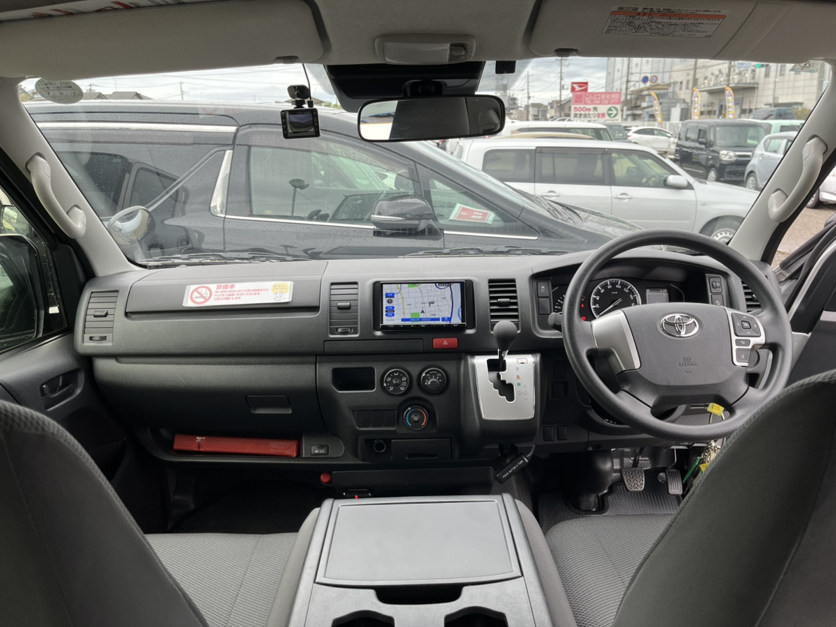 ナビ搭載のハイエース運転席。配管工事現場へも安心アクセス。