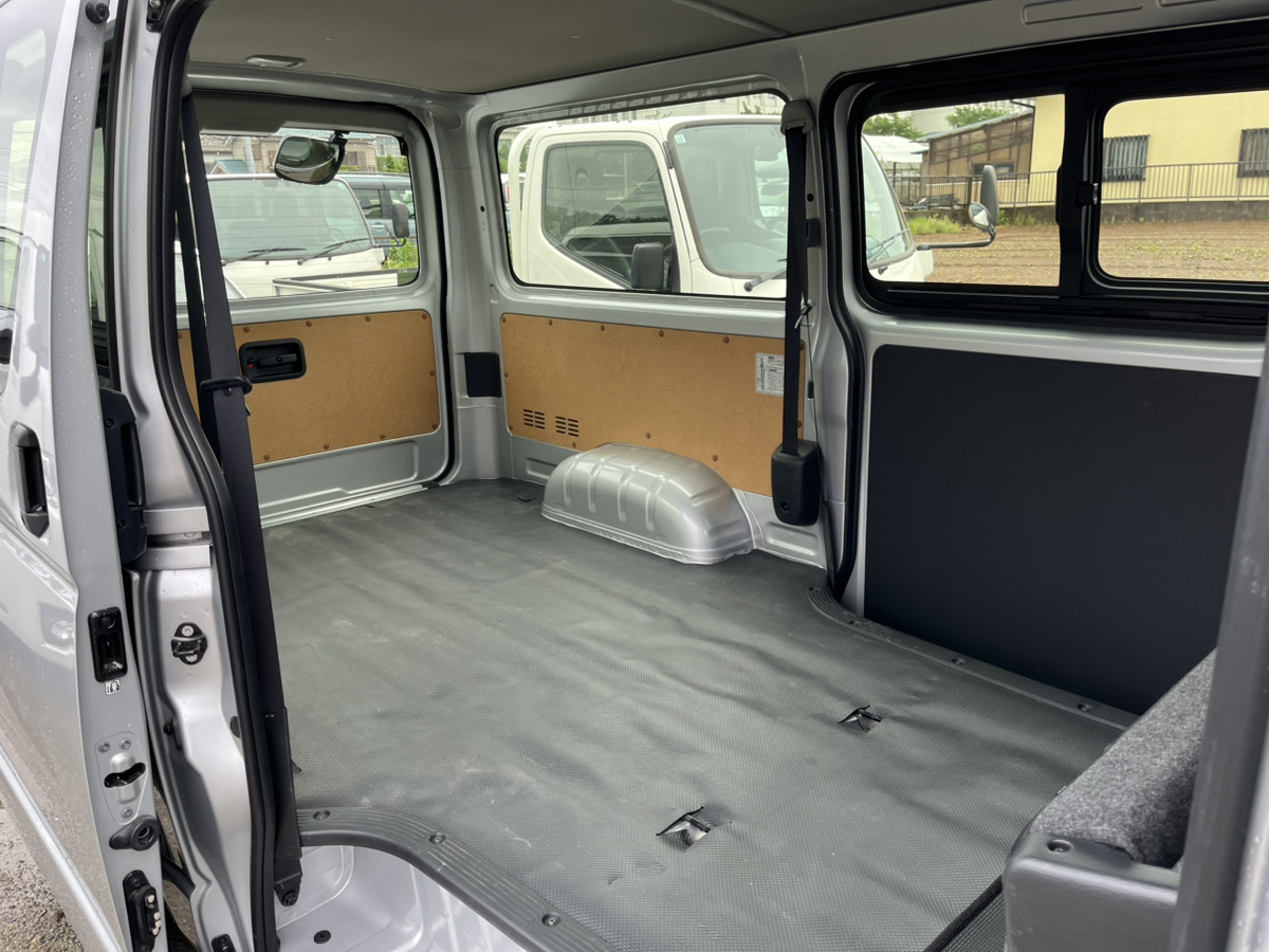 ハイエースバンの荷室｜設備工具や資材を積載できる広々スペース