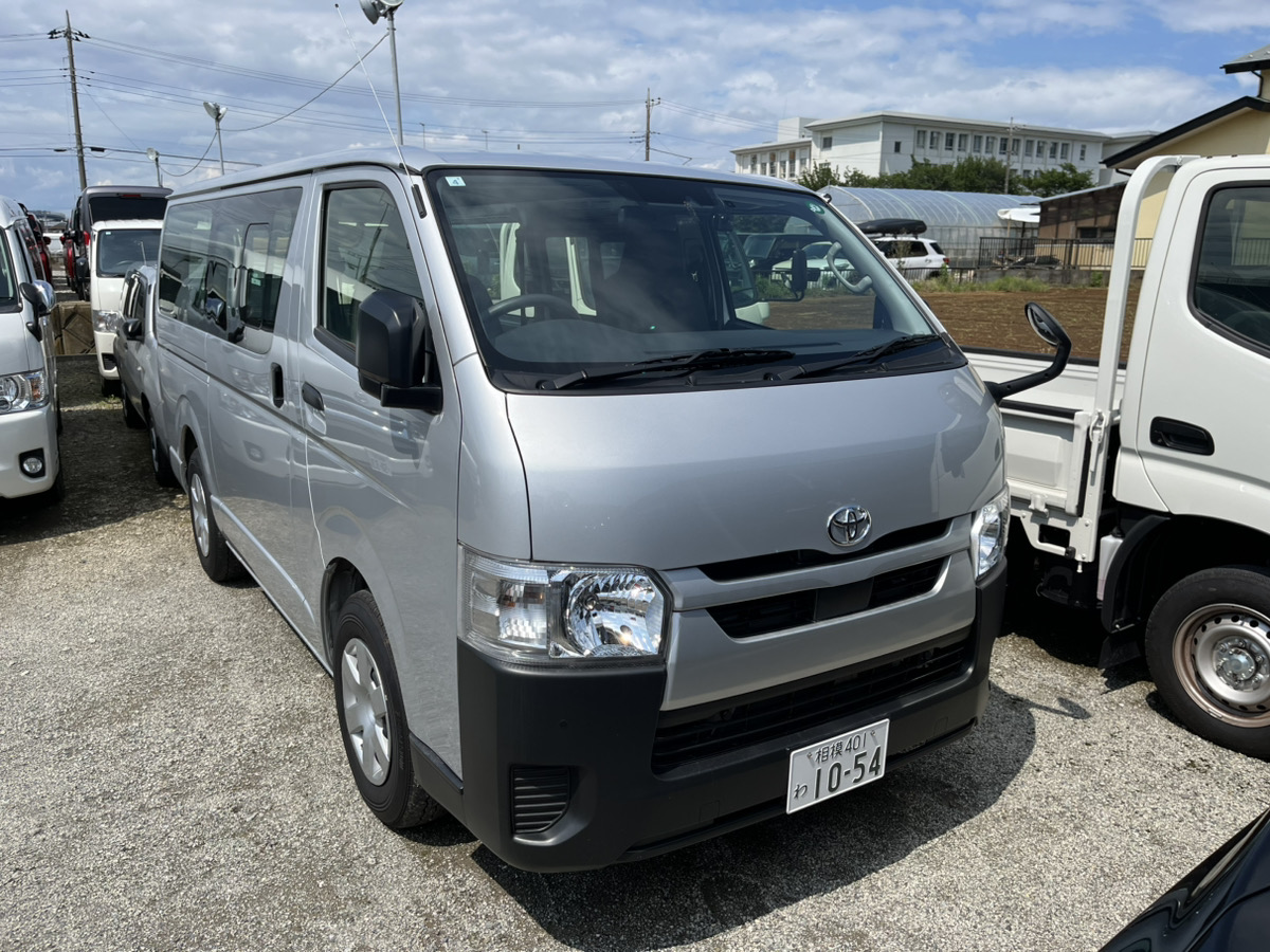 設備業向けレンタカー・ハイエースバンのフロント外観