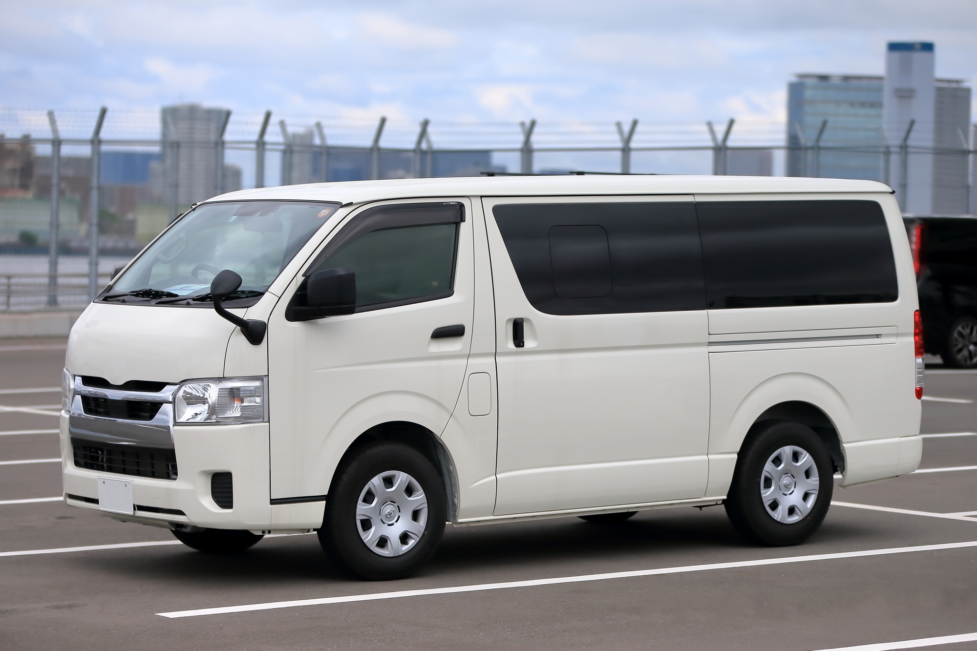 法人向けにハイエースをレンタルするなら？標準・ハイルーフの使い分けをプロが解説